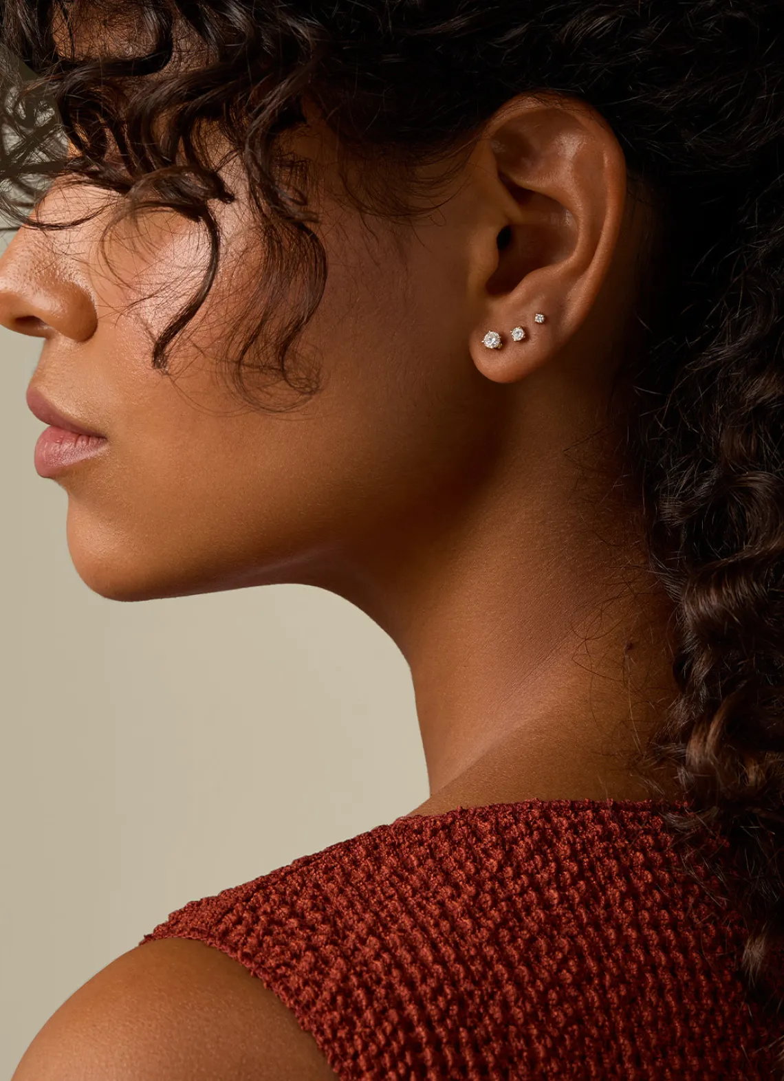 Geelgouden solitair oorstekers, 0.18 ct diamant, Groeibriljant