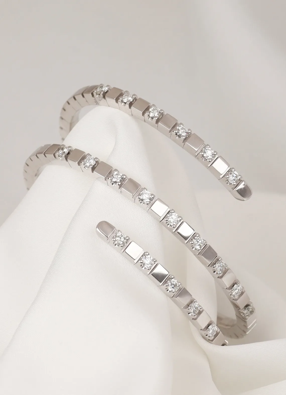 Witgouden armband, 1.50 ct diamant, Gallery